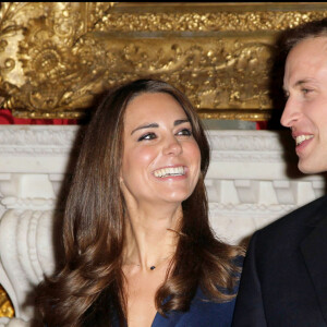 Le prince William et Kate Middleton - Conférence de presse officielle pour annoncer leurs fiançailles en octobre 2010.