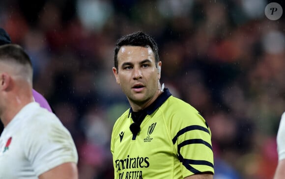 Il a d'ailleurs retrouvé une jolie brune

Ben O'Keeffe, arbitre de la rencontre ors de la demi-finale de la Coupe du Monde de Rugby opposant l'Angleterre à l'Afrique du Sud (15 - 16) au Stade de France à Saint-Denis, France, le 21 octobre 2023. © Dominique Jacovides/Bestimage