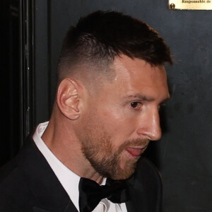 Lionel Messi attaqué par un ancien Ballon d'Or
 
Lionel Messi, à la cérémonie du Ballon d'Or à Paris.