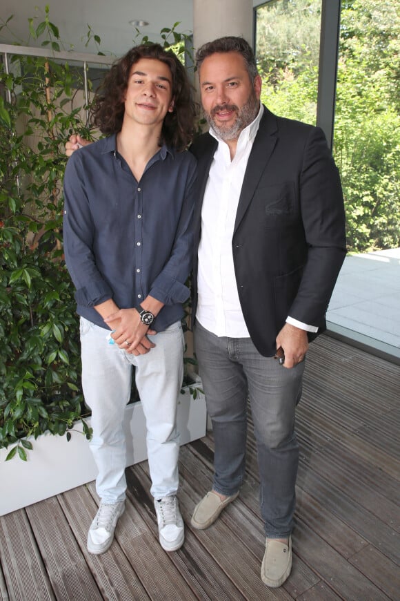 Exclusif - Bruce Toussaint et son fils Noé lors des Internationaux de France de Tennis de Roland Garros 2023 - Jour 10 - à Paris, France, le 6 juin 2023. © Bertrand Rindoff/Bestimage 