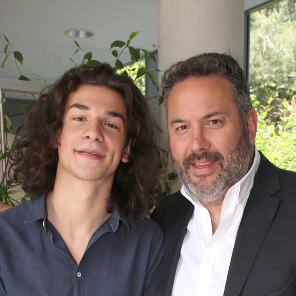 Exclusif - Bruce Toussaint et son fils Noé lors des Internationaux de France de Tennis de Roland Garros 2023 - Jour 10 - à Paris, France, le 6 juin 2023. © Bertrand Rindoff/Bestimage 