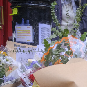 De nombreux hommages sont rendus à l'acteur de la célèbre série "Friends", Matthew Perry, devant son appartement dans la série à New York. Le 31 octobre 2023 