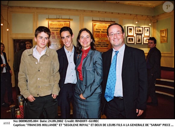 Leur fils Julien a choisi d'être réalisateur et son nouveau film se dévoile en bande-annonce
François Hollande et Ségolène Royal avec leurs deux fils à la générale de la pièce "Sarah" (archive)