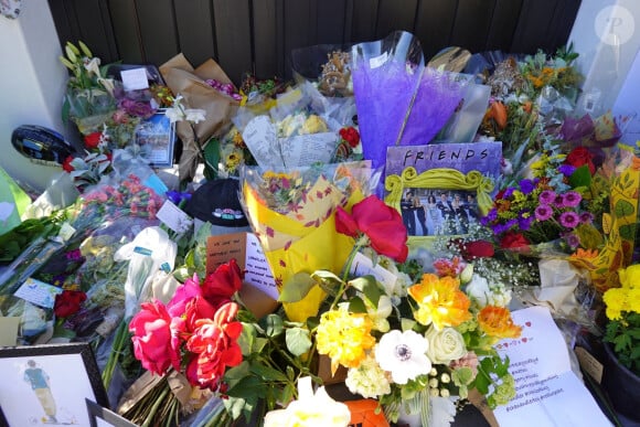 Los Angeles, CA - Les hommages à Matthew Perry s'accumulent devant la maison de Los Angeles où la star de Friends est décédée il y a une semaine. La maison de Matthew est photographiée alors qu'il a été enterré lors d'une cérémonie au cimetière Forest Lawn de la ville vendredi (3 novembre).