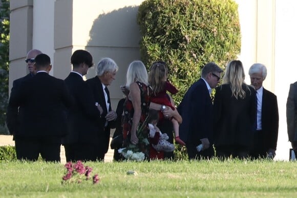 EXCLU - Les parents de Matthew Perry, Suzanne Perry et John Bennett Perry, quittent les funérailles à Forrest Lawn. Sur la photo : Suzanne Perry et John Bennett Perry