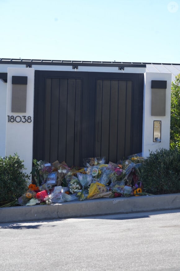 Exclusif - Les fleurs s'amoncellent devant le domicile de Matthew Perry à Los Angeles, le 31 octobre 2023. L'acteur de la série "Friends" a été retrouvé dans le jacuzzi de sa maison, le 28 octobre 2023. 