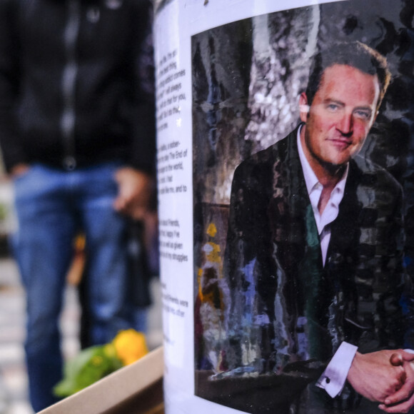 Connu pour avoir joué dans la série Friends pendant plusieurs années, stars et anonymes ont été nombreux à saluer sa mémoire à l'international.
De nombreux hommages sont rendus à l'acteur de la célèbre série "Friends", Matthew Perry, devant son appartement dans la série à New York. Le 31 octobre 2023 