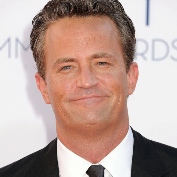 Mais à l'entente de la chanson de Peter Gabriel "Don't Give Up", des proches de Matthew Perry auraient fondu en larmes en raison des bouleversantes paroles... 
Matthew Perry aux Emmy Awards (Credit Image: © Byron Purvis/AdMedia via ZUMA Press Wire)