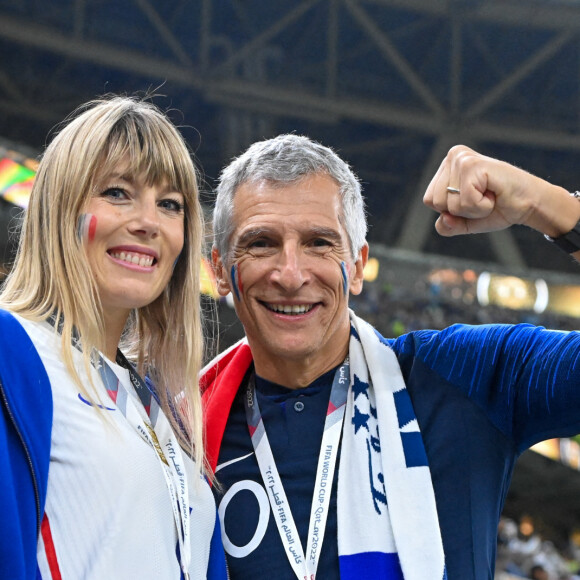 Une comparaison que Nagui a détestée et il s'est vigoureusement défendu d'aimer la France et "le maillot français".
Nagui et sa femme Mélanie Page dans les tribunes du match "France - Argentine (3-3 - tab 2-4)" en finale de la Coupe du Monde 2022 au Qatar, le 18 décembre 2022. © Philippe Perusseau / Bestimage 