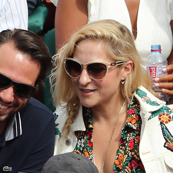 Marilou Berry et son compagnon Alexis dit Le Diamantaire (artiste street art) - Les célébrités dans les tribunes lors des internationaux de France de Roland-Garros à Paris, le 4 juin 2017. © Dominique Jacovides-Cyril Moreau/Bestimage