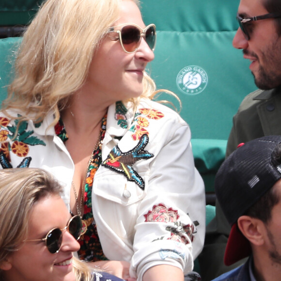 Marilou Berry et son compagnon Alexis dit Le Diamantaire (artiste street art) - Les célébrités dans les tribunes lors des internationaux de France de Roland-Garros à Paris, le 4 juin 2017. © Dominique Jacovides-Cyril Moreau/Bestimage