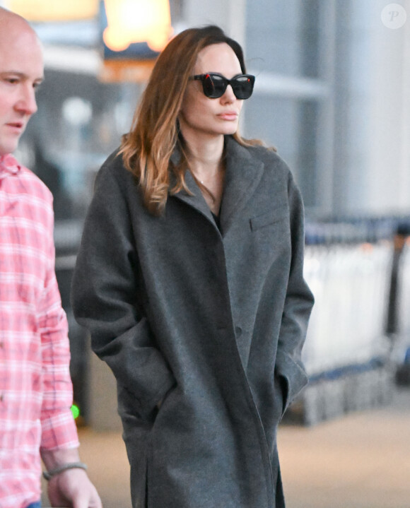 Exclusif - Angelina Jolie arrive à l'aéroport JFK à New York le 19 février 2023.