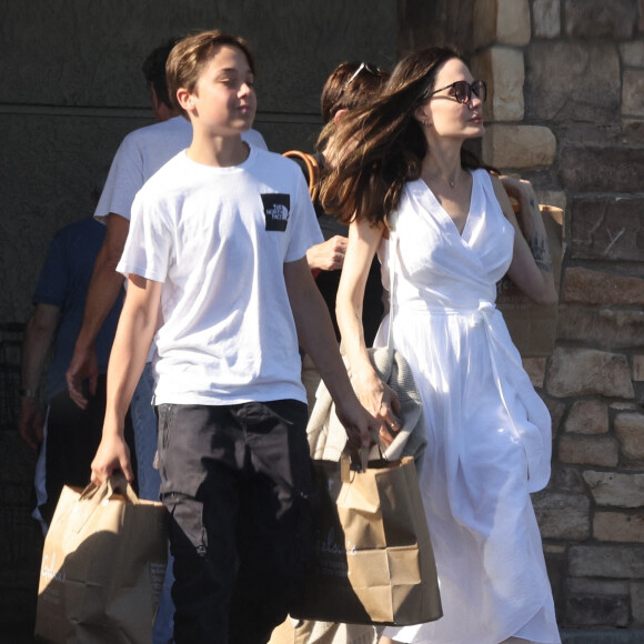 Dans ces pages, on en apprend notamment davantage sur la vie des deux acteurs en France, dans le Var.
Angelina Jolie et son fils Knox font des provisions chez "Gelson's" à Los Angeles, le 15 août 2022.