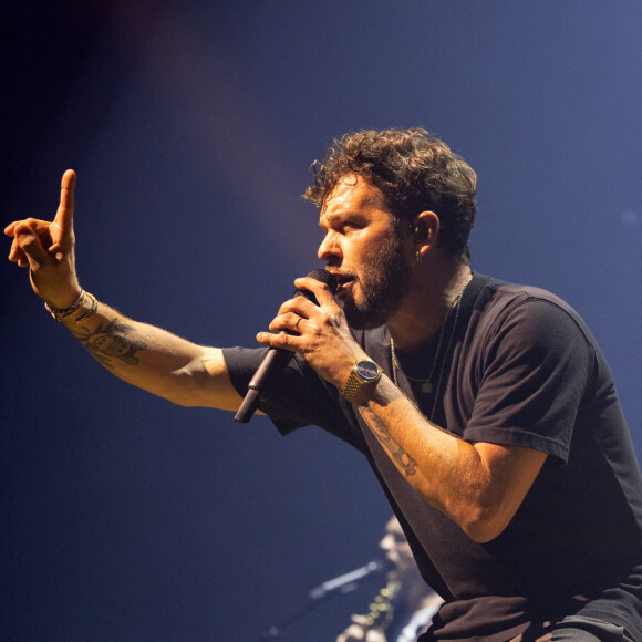 Exclusif - Claudio Capéo en concert au Zenith de Paris...Avec la présence en guest de Patrick Fiori et Eloïz. Son 4ème album " Rose des Vents " est sorti en Novembre dernier et est certifié disque de platine. Il vient d'entamer sa tournée des Zénith partout en France, après une tournée des festivals cet été. Un cadre avec un ticket d'or lui a été remis sur scène par Patrick Fiori pour célébrer les 100.000 tickets vendus sur sa tournée. © Jérémy Melloul / Bestimage 