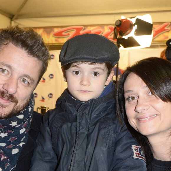 Bruno Guillon et sa femme Marion avec leur fils Anatole - Soirée d'ouverture de la "Foire du Trône" au profit de l'association "Secours populaire" à Paris le 27 mars 2015.
