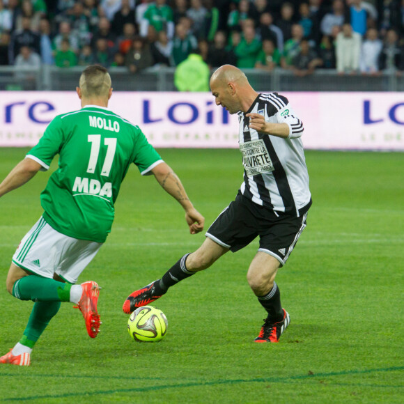 Yohan Mollo, Zinédine Zidane - 12ème édition du match contre la pauvreté, organisé par le programme des Nations Unies pour le Développement au stade Geoffroy-Guichard à Saint-Étienne, le 20 avril 2015. Les profits de la billetterie iront aux victimes de l'épidémie d'Ebola (Sierra Léone, Guinée, Liberia) 