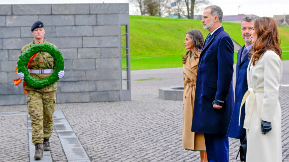 La reine Letizia, le prince Frederik et la princesse Mary - Le roi Felipe VI, en visite d'état au Danemark, dépose une gerbe au monument national danois du souvenir à Kastellet, à Copenhague le 7 novembre 2023. 
