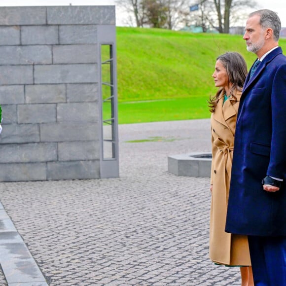 La reine Letizia, le prince Frederik et la princesse Mary - Le roi Felipe VI, en visite d'état au Danemark, dépose une gerbe au monument national danois du souvenir à Kastellet, à Copenhague le 7 novembre 2023. 