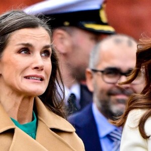 La reine Letizia d'Espagne - Le roi Felipe VI, en visite d'état au Danemark, dépose une gerbe au monument national danois du souvenir à Kastellet, à Copenhague le 7 novembre 2023. 