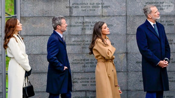La princesse Mary, le prince Frederik, la reine Letizia et le roi Felipe VI d'Espagne - Le roi Felipe VI, en visite d'état au Danemark, dépose une gerbe au monument national danois du souvenir à Kastellet, à Copenhague le 7 novembre 2023. 