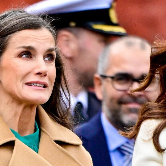 La reine Letizia d'Espagne - Le roi Felipe VI, en visite d'état au Danemark, dépose une gerbe au monument national danois du souvenir à Kastellet, à Copenhague le 7 novembre 2023. 