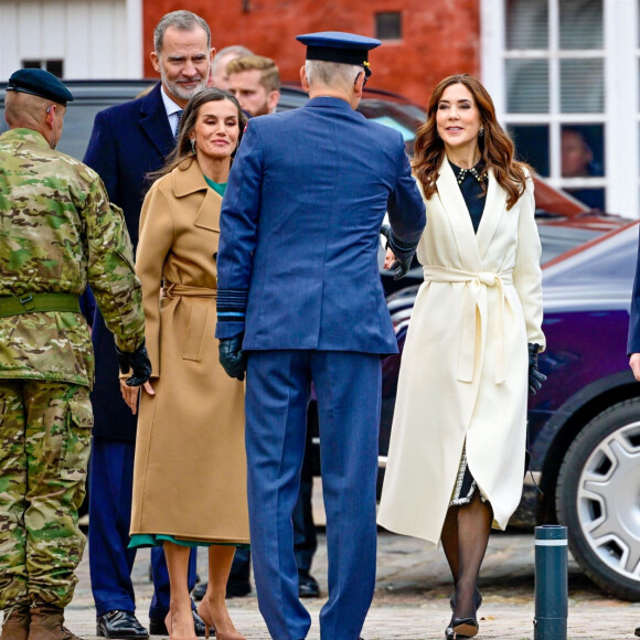 La reine Letizia, la princesse Mary et le prince Frederik - Le roi Felipe VI, en visite d'état au Danemark, dépose une gerbe au monument national danois du souvenir à Kastellet, à Copenhague le 7 novembre 2023. 
