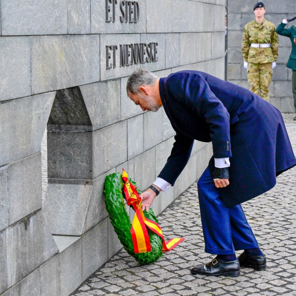 Le roi Felipe VI, en visite d'état au Danemark, dépose une gerbe au monument national danois du souvenir à Kastellet, à Copenhague le 7 novembre 2023. 