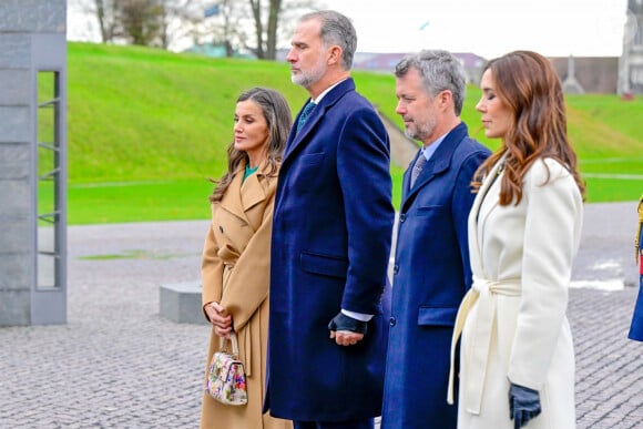 La reine Letizia, Le prince Frederik, la princesse Mary - Le roi Felipe VI, en visite d'état au Danemark, dépose une gerbe au monument national danois du souvenir à Kastellet, à Copenhague le 7 novembre 2023. 