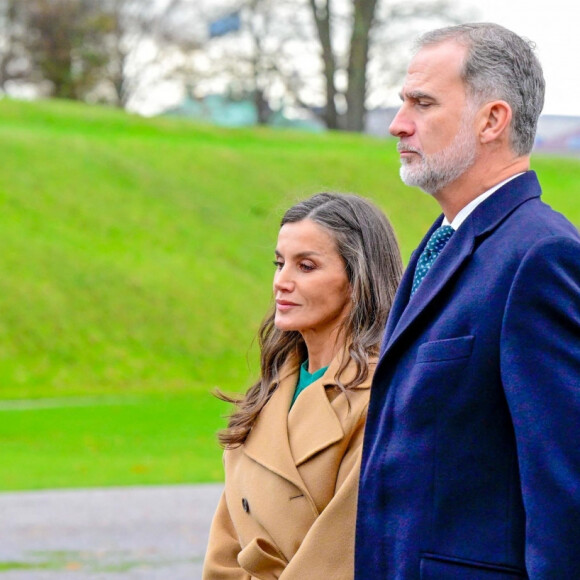 La reine Letizia, Le prince Frederik, la princesse Mary - Le roi Felipe VI, en visite d'état au Danemark, dépose une gerbe au monument national danois du souvenir à Kastellet, à Copenhague le 7 novembre 2023. 