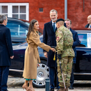 Le roi Felipe VI et la reine Letizia d'Espagne et Le prince Frederik et la princesse Mary de Danemark - Le couple royal d'Espagne dépose une gerbe au monument national danois du souvenir de Kastellet à Copenhague lors deleur en visite d'état au Danemark, le 7 novembre 2023. 