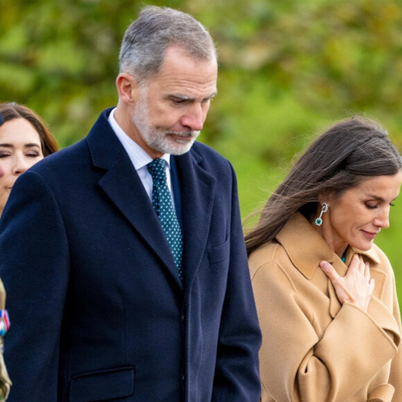 Le roi Felipe VI et la reine Letizia d'Espagne - Le couple royal d'Espagne dépose une gerbe au monument national danois du souvenir de Kastellet à Copenhague lors deleur en visite d'état au Danemark, le 7 novembre 2023. 