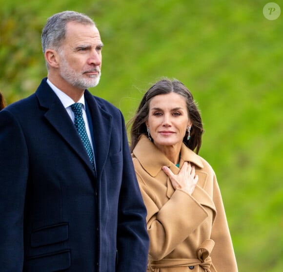 Le roi Felipe VI et la reine Letizia d'Espagne - Le couple royal d'Espagne dépose une gerbe au monument national danois du souvenir de Kastellet à Copenhague lors deleur en visite d'état au Danemark, le 7 novembre 2023. 
