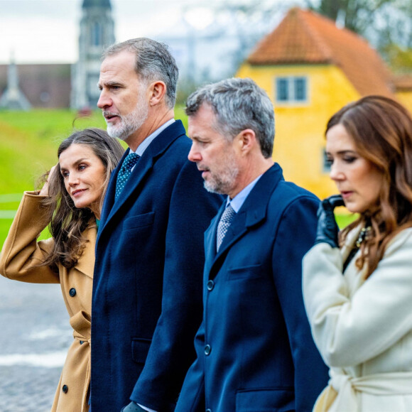 Le roi Felipe VI et la reine Letizia d'Espagne et Le prince Frederik et la princesse Mary de Danemark - Le couple royal d'Espagne dépose une gerbe au monument national danois du souvenir de Kastellet à Copenhague lors deleur en visite d'état au Danemark, le 7 novembre 2023. 