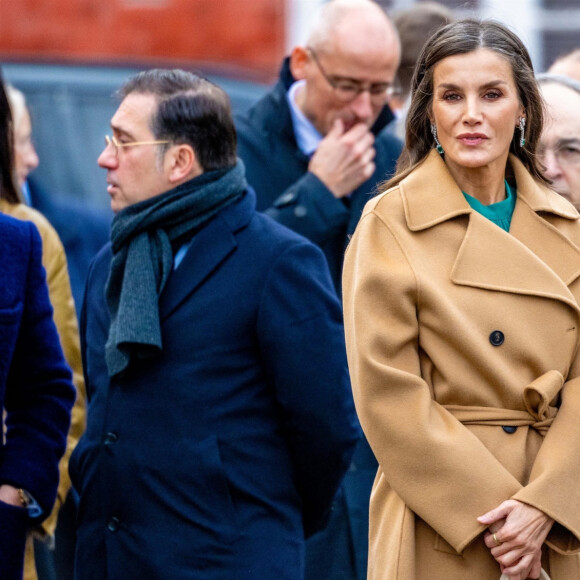 La reine Letizia d'Espagne - Le couple royal d'Espagne dépose une gerbe au monument national danois du souvenir de Kastellet à Copenhague lors deleur en visite d'état au Danemark, le 7 novembre 2023. 