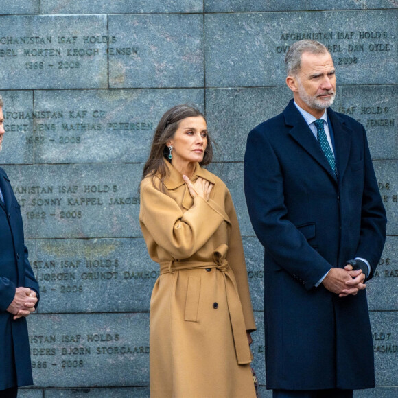 Le roi Felipe VI et la reine Letizia d'Espagne et Le prince Frederik et la princesse Mary de Danemark - Le couple royal d'Espagne dépose une gerbe au monument national danois du souvenir de Kastellet à Copenhague lors deleur en visite d'état au Danemark, le 7 novembre 2023. 