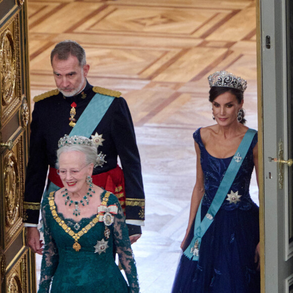 Le couple a été accueilli par la reine Margrethe II au château de Christiansborg à Copenhague après avoir été fait chevalier et dame de l'ordre de l'Elephant
La reine Margrethe II de Danemark, la reine Letizia d'Espagne et le roi Felipe VI au banquet d'Etat donné au château de Christiansborg à Copenhague le 6 novembre 2023. Le couple royal d'Espagne est présent pour une visite de trois jours au Danemark. Photo : Stefan Lindblom/Stella Pictures/ABACAPRESS.COM