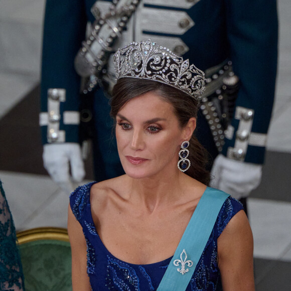 La reine d'Espagne portait une magnifique robe bleu nuit Varela, son styliste favori
La reine Letizia d'Espagne au banquet d'Etat donné au château de Christiansborg à Copenhague le 6 novembre 2023. Le couple royal d'Espagne est présent pour une visite de trois jours au Danemark. Photo : Stefan Lindblom/Stella Pictures/ABACAPRESS.COM