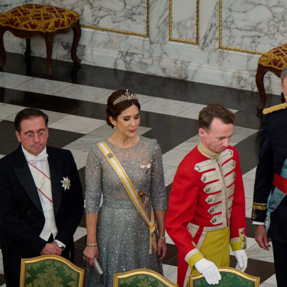 Au milieu de ce beau monde, Letizia d'Espagne s'est démarquée grâce à sa sublime allure
Margrethe II de Danemark, Mary de Danemark, le roi Felipe VI d'Espagne, la reine Letizia d'Espagne et le Prince Frederik de Danemark au banquet d'Etat donné au château de Christiansborg à Copenhague le 6 novembre 2023. Le couple royal d'Espagne est présent pour une visite de trois jours au Danemark. Photo : Stefan Lindblom/Stella Pictures/ABACAPRESS.COM
