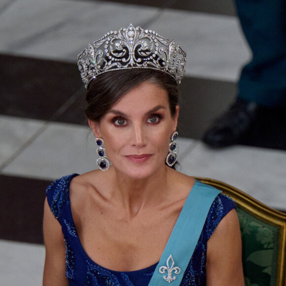 Elle portait également la tiare Fleur de Lys ainsi qu'une paire de boucles d'oreille en saphir que sa belle-mère Sofia a elle-même portées dans le passé
La reine Letizia d'Espagne au banquet d'Etat donné au château de Christiansborg à Copenhague le 6 novembre 2023. Le couple royal d'Espagne est présent pour une visite de trois jours au Danemark. Photo : Stefan Lindblom/Stella Pictures/ABACAPRESS.COM