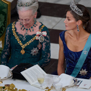 Un bel hommage à la famille d'Espagne qui peut être fière de son ambassadrice
La reine Margrethe II de Danemark et la reine Letizia d'Espagne au banquet d'Etat donné au château de Christiansborg à Copenhague le 6 novembre 2023. Le couple royal d'Espagne est présent pour une visite de trois jours au Danemark. Photo : Stefan Lindblom/Stella Pictures/ABACAPRESS.COM