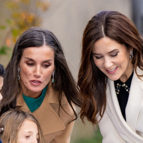 La reine Letizia d'Espagne avec la princesse Mary de Danemark lors d'une visite à l'hôpital Mary Elizabeth, futur hôpital de l'hôpital royal pour enfants de Copenhague, Danemark, le 7 novembre 2023, le deuxième jour de la visite d'État de 3 jours du coupe Royal espagnol au Danemark. 