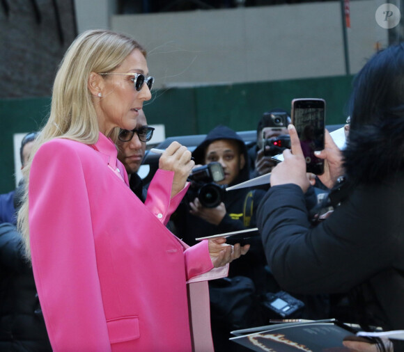 Chantal Machabée, présente à cette occasion, a fait part de la bonne forme de la chanteuse atteinte du syndrome de la personne raide
Céline Dion a choisi de s'habiller en rose pour la Journée Internationale pour les Droits des Femmes à New York le 7 mars 2020.