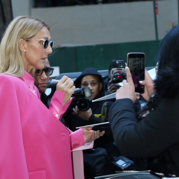 Chantal Machabée, présente à cette occasion, a fait part de la bonne forme de la chanteuse atteinte du syndrome de la personne raide
Céline Dion a choisi de s'habiller en rose pour la Journée Internationale pour les Droits des Femmes à New York le 7 mars 2020.