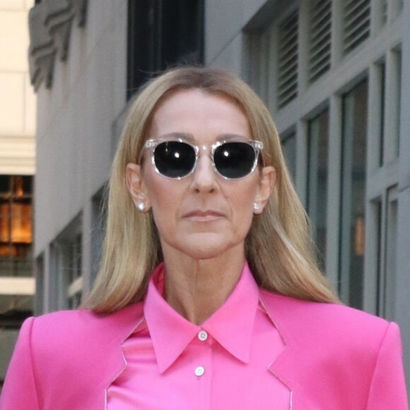 Cela faisait trois ans qu'elle ne l'avait pas fait en public
Céline Dion a choisi de s'habiller en rose pour la Journée Internationale pour les Droits des Femmes à New York le 7 mars 2020.