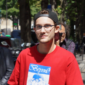 René-Charles Angélil (fils de Céline Dion) pose avec des fans devant l'hôtel Royal Monceau à Paris le 21 juillet 2017.