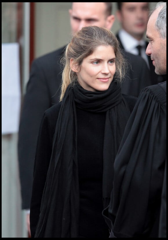 Alice Taglioni à la sortie des obsèques de Jocelyn Quivrin en l'église reformée de l'Etoile, avenue de la Grande armée à Paris, le 21 novembre 2009.