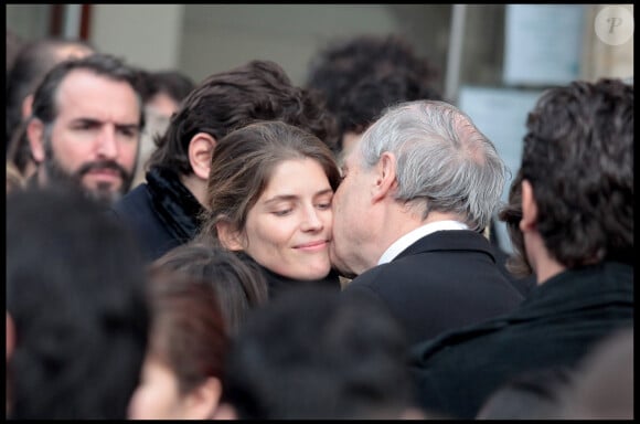 Jean Dujardin, Alice Taglioni à la sortie des obsèques de Jocelyn Quivrin en l'église reformée de l'Etoile, avenue de la Grande armée à Paris, le 21 novembre 2009.