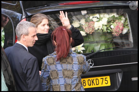 Alice Taglioni et la famille à la sortie des obsèques de Jocelyn Quivrin en l'église reformée de l'Etoile, avenue de la Grande armée à Paris, le 21 novembre 2009.