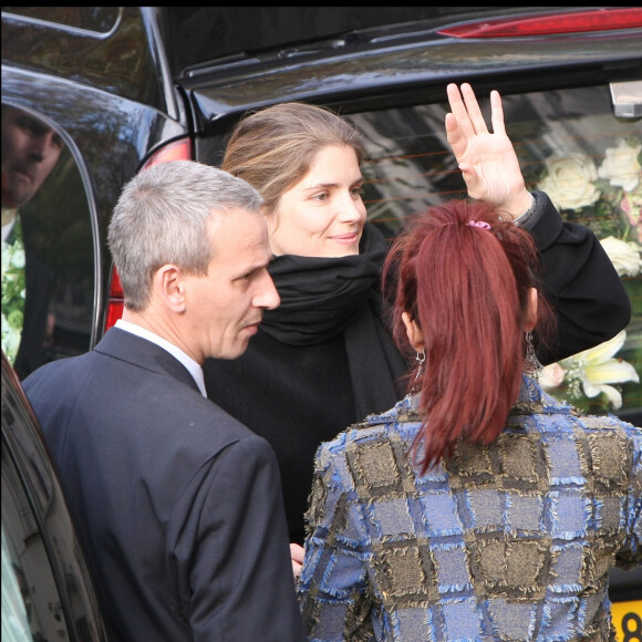 Alice Taglioni et la famille à la sortie des obsèques de Jocelyn Quivrin en l'église reformée de l'Etoile, avenue de la Grande armée à Paris, le 21 novembre 2009.