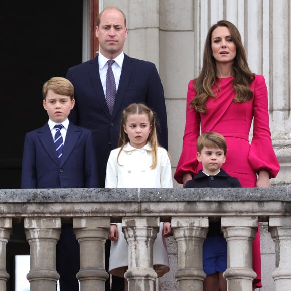 le prince William, duc de Cambridge, Catherine Kate Middleton, duchesse de Cambridge et leurs enfants le prince George, la princesse Charlotte et le prince Louis - La famille royale regarde la grande parade qui clôture les festivités du jubilé de platine de la reine à Londres le 5 juin 2022. 